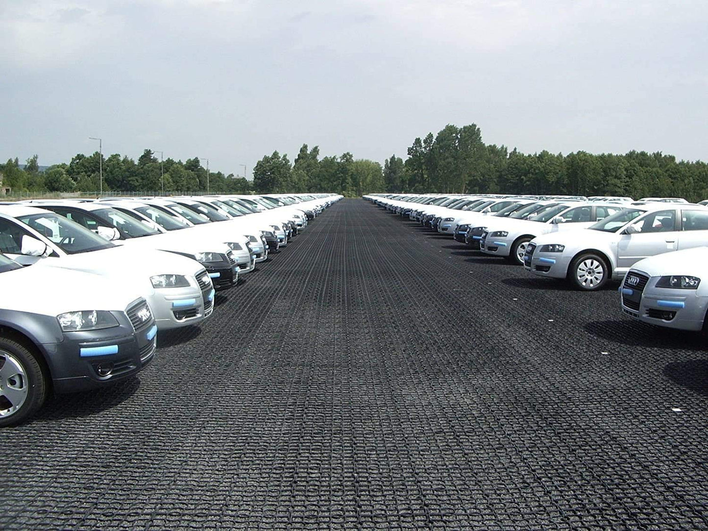 Srendi 4 x Black Plastic Paving Driveway Grid Turf Grass Lawn Path Gravel Protector Drainage Mat (1 Square Meter)